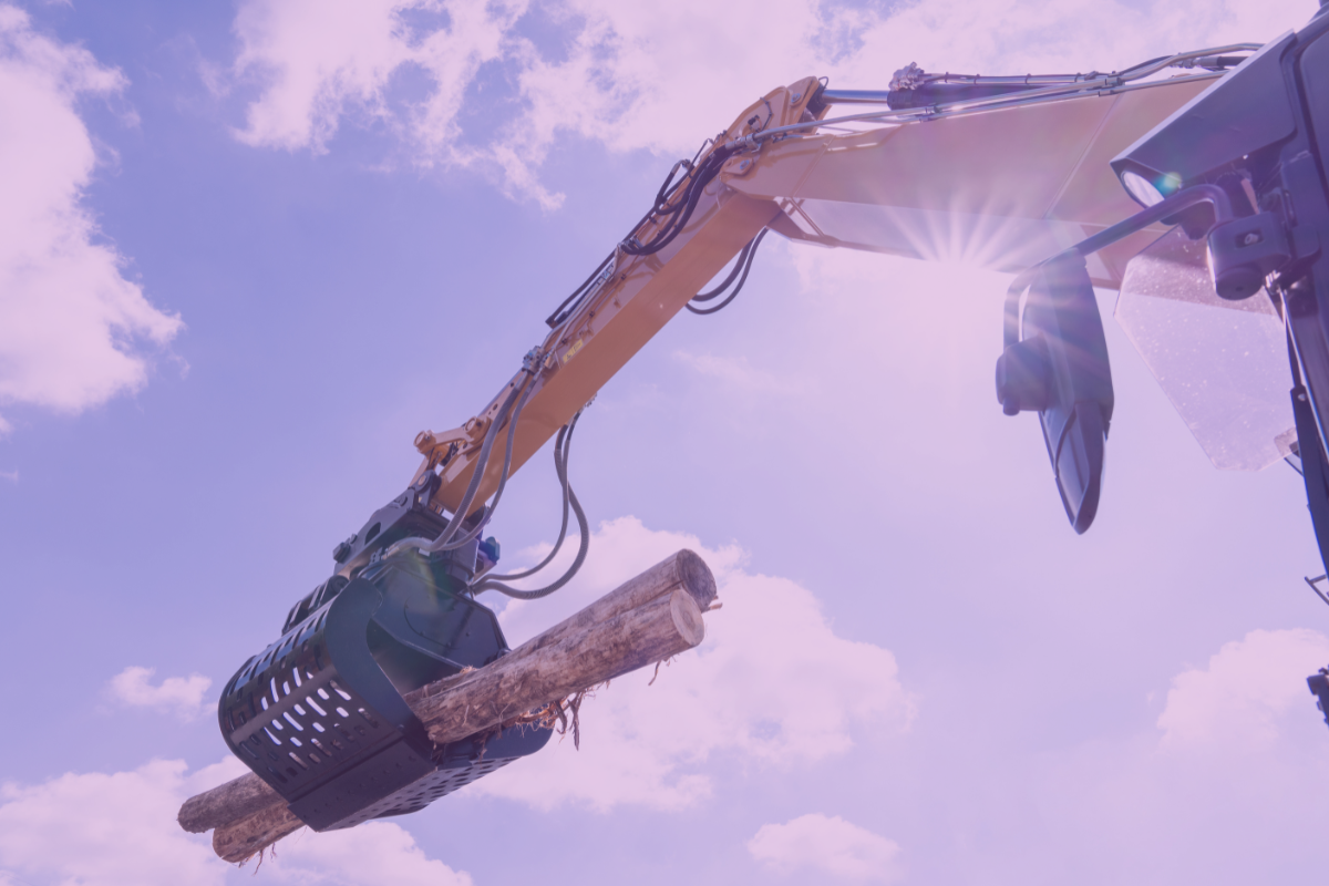 Forestry machine picking up logs.