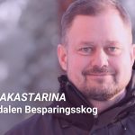 Nils kuvattuna metsässä.