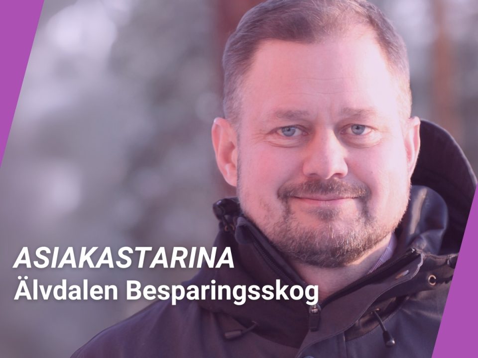 Nils kuvattuna metsässä.