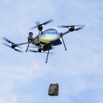 Drooni kuljettaa ruokakassia ilmassa.