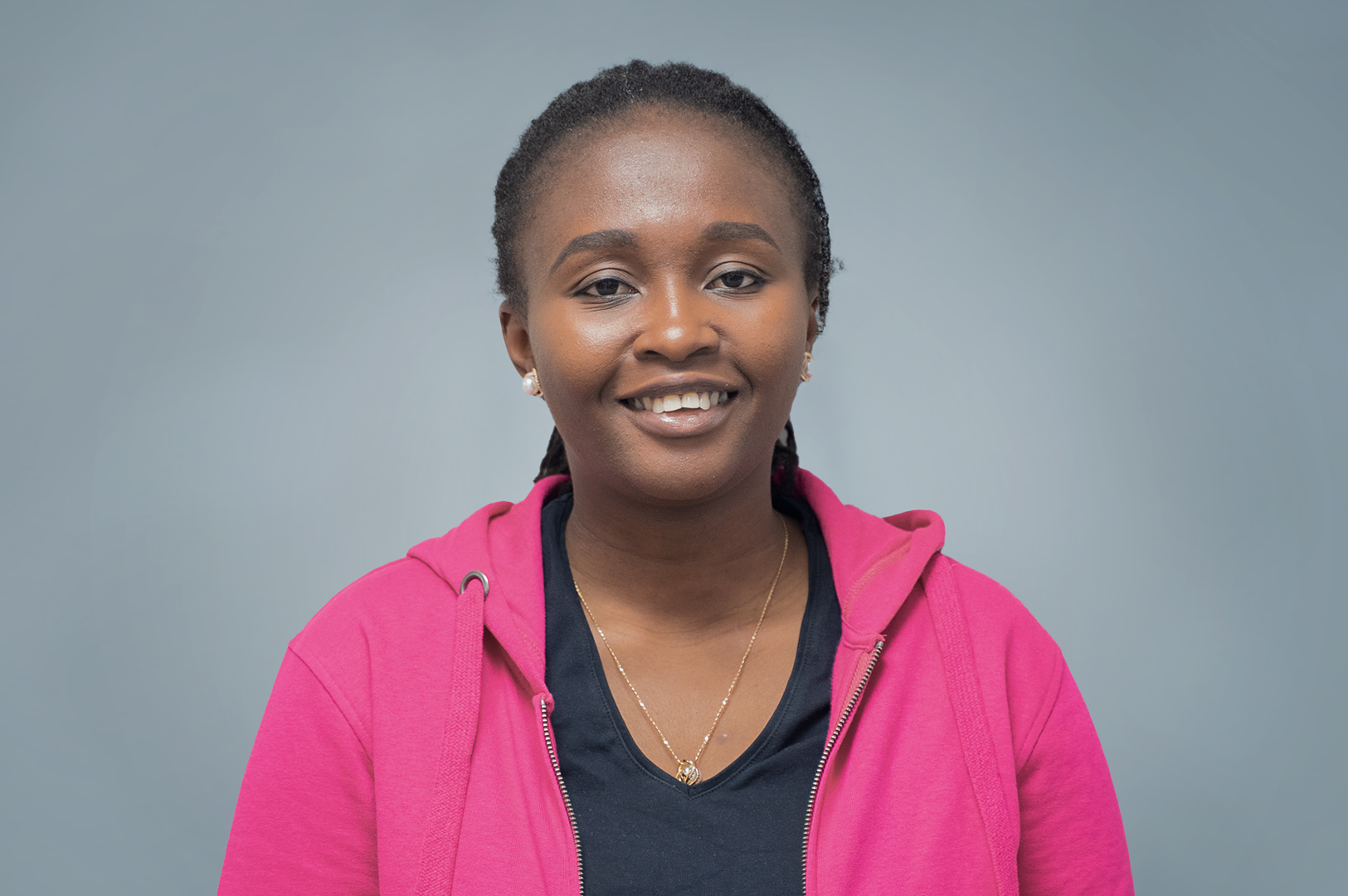 Nanji pinkissä hupparissa.