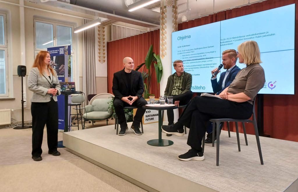 Paneelikeskustelu Lajitiedon käyttö ja tulevaisuus -seminaarissa. Lavalla Matti Sahla, Janne Yrjönen, Matti Mäkelä ja Heli Siitari.