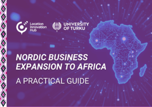 Oppaan kansikuva, jonka otsikko on 'Nordic Business Expansion to Africa: A Practical Guide'. Kuvassa on digitaalinen Afrikan kartan ääriviiva, jossa näkyy hehkuvia verkoston solmupisteitä violetilla taustalla. Location Innovation Hubin ja Turun yliopiston logot näkyvät vasemmassa yläkulmassa, ja vasemmassa reunassa kulkee kuvioitu pystysuora reunus.