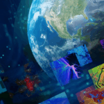 Maapallo avaruudesta katsottuna, taustalla sinisävyinen digitaalinen ympäristö. Etualalla näkyy useita värikkäitä neliömäisiä kuvioita ja karttoja, jotka esittävät erilaisia tietoja ja visualisointeja, kuten topografisia karttoja, verkostoja ja abstrakteja datakuvia.