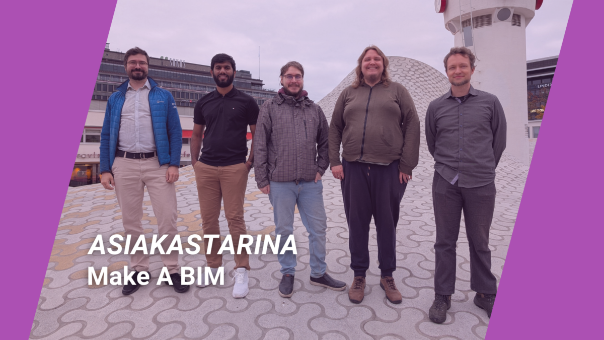 Viisi henkilöä seisoo kuvioidulla ulkoalustalla, taustalla nykyaikaisia arkkitehtonisia rakenteita. Kuvassa teksti: 'Asiakastarina Make A BIM'. Kuvan vasemmalla ja oikealla puolella on violetit reunukset.