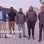 Viisi henkilöä seisoo kuvioidulla ulkoalustalla, taustalla nykyaikaisia arkkitehtonisia rakenteita. Kuvassa teksti: 'Asiakastarina Make A BIM'. Kuvan vasemmalla ja oikealla puolella on violetit reunukset.