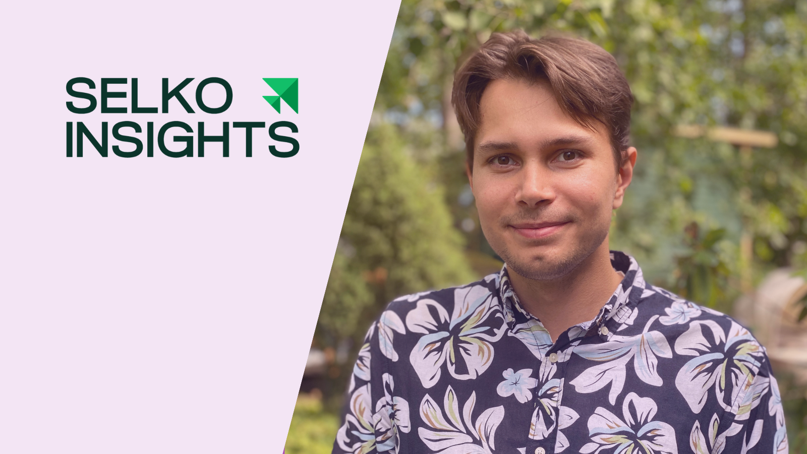 Henkilö katsoo suoraan kameraan ulkotiloissa vehreän vihreän taustan edessä. Henkilöllä on yllään vaalea kukkakuvioinen paita. Kuvan vasemmalla puolella on violetti grafiikka ja valkoinen teksti ”Asiakastarina Selko Insights”.