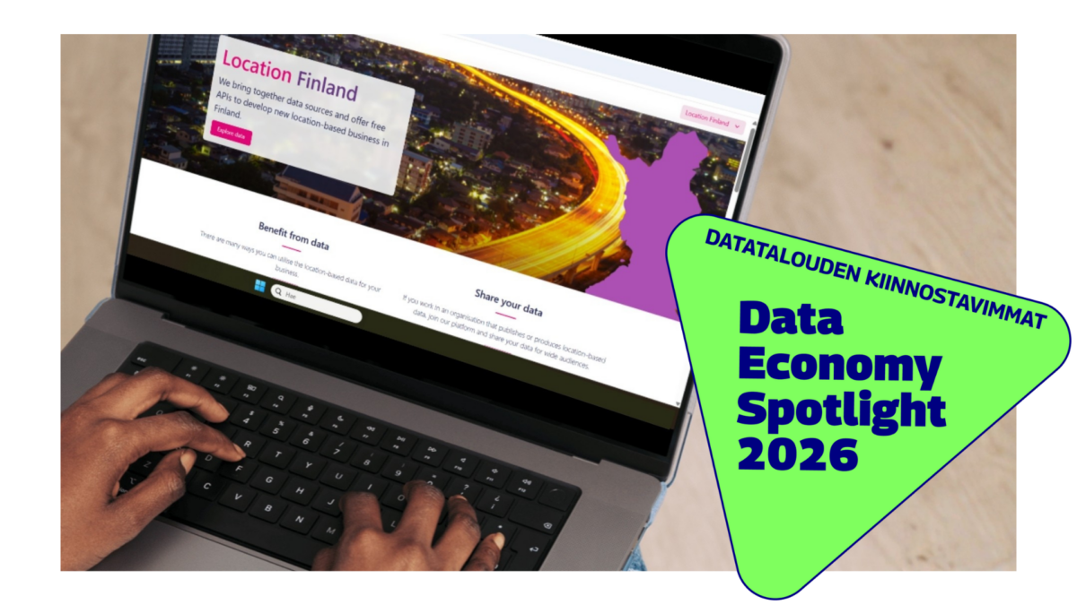 Henkilö käyttää kannettavaa tietokonetta, jonka näytöllä on Location Finland -verkkosivu iltakuvalla kaupungista; oikealla korosteteksti “Datalouden kiinnostavimmat – Data Economy Spotlight 2026”.