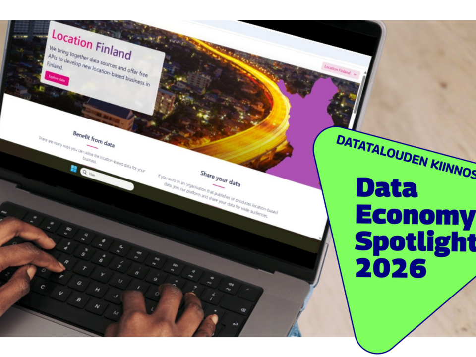 Henkilö käyttää kannettavaa tietokonetta, jonka näytöllä on Location Finland -verkkosivu iltakuvalla kaupungista; oikealla korosteteksti “Datalouden kiinnostavimmat – Data Economy Spotlight 2026”.