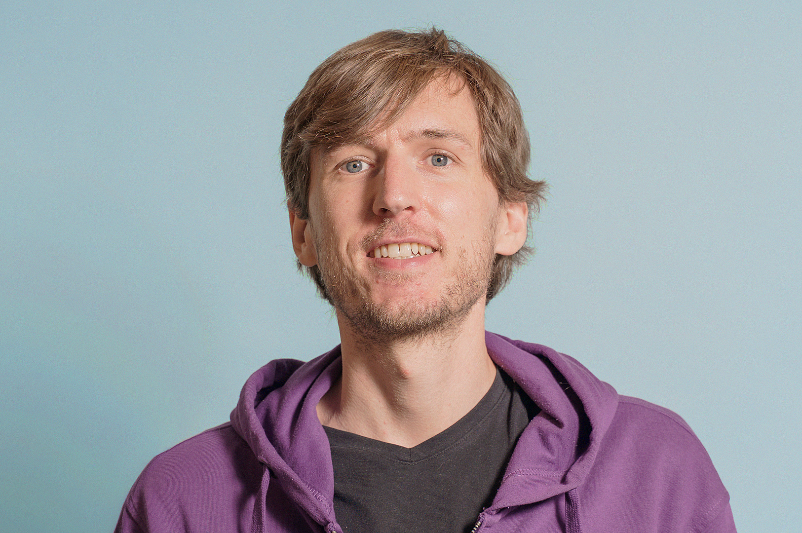 Kasper Kroese in a purple hoodie.