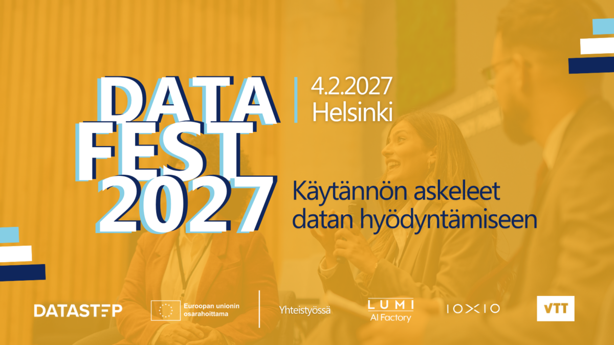 DataFest 2027 -tapahtuman mainoskuva. Kuvassa näkyy keskustelutilaisuuteen osallistuvia henkilöitä keltaisen sävytettynä taustakuvana. Etualalla teksti: 'DATAFEST 2027', '4.2.2027 Helsinki' sekä 'Käytännön askeleet datan hyödyntämiseen'. Alareunassa ovat DataStep-hankkeen, Euroopan unionin osarahoituksen sekä yhteistyökumppaneiden LUMI AI Factoryn, IOXIO:n ja VTT:n logot.