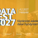 DataFest 2027 -tapahtuman mainoskuva. Kuvassa näkyy keskustelutilaisuuteen osallistuvia henkilöitä keltaisen sävytettynä taustakuvana. Etualalla teksti: 'DATAFEST 2027', '4.2.2027 Helsinki' sekä 'Käytännön askeleet datan hyödyntämiseen'. Alareunassa ovat DataStep-hankkeen, Euroopan unionin osarahoituksen sekä yhteistyökumppaneiden LUMI AI Factoryn, IOXIO:n ja VTT:n logot.