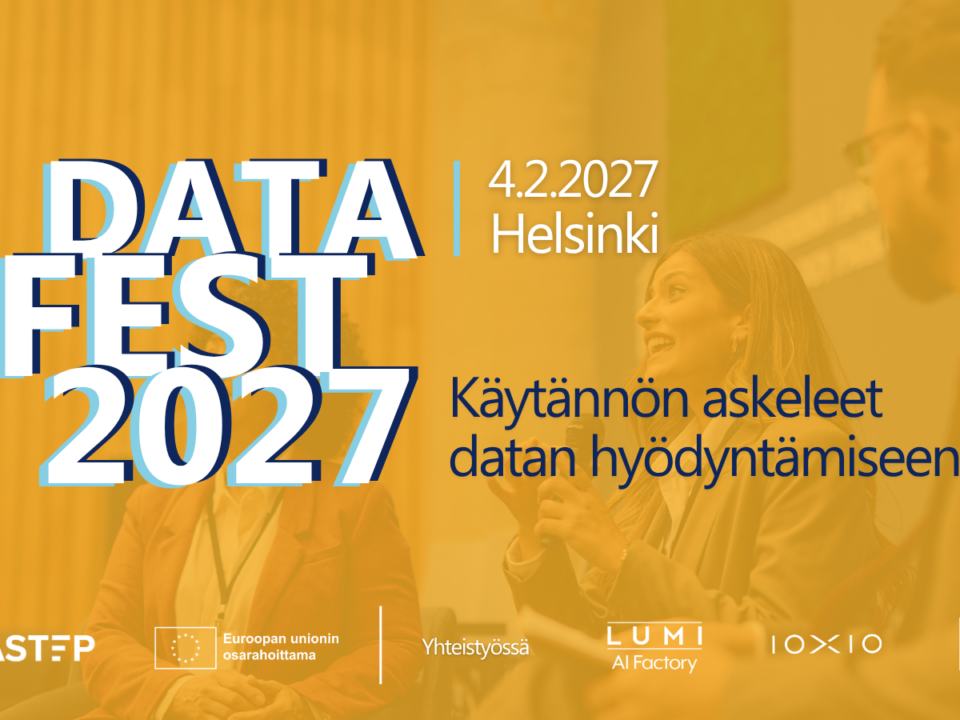 DataFest 2027 -tapahtuman mainoskuva. Kuvassa näkyy keskustelutilaisuuteen osallistuvia henkilöitä keltaisen sävytettynä taustakuvana. Etualalla teksti: 'DATAFEST 2027', '4.2.2027 Helsinki' sekä 'Käytännön askeleet datan hyödyntämiseen'. Alareunassa ovat DataStep-hankkeen, Euroopan unionin osarahoituksen sekä yhteistyökumppaneiden LUMI AI Factoryn, IOXIO:n ja VTT:n logot.