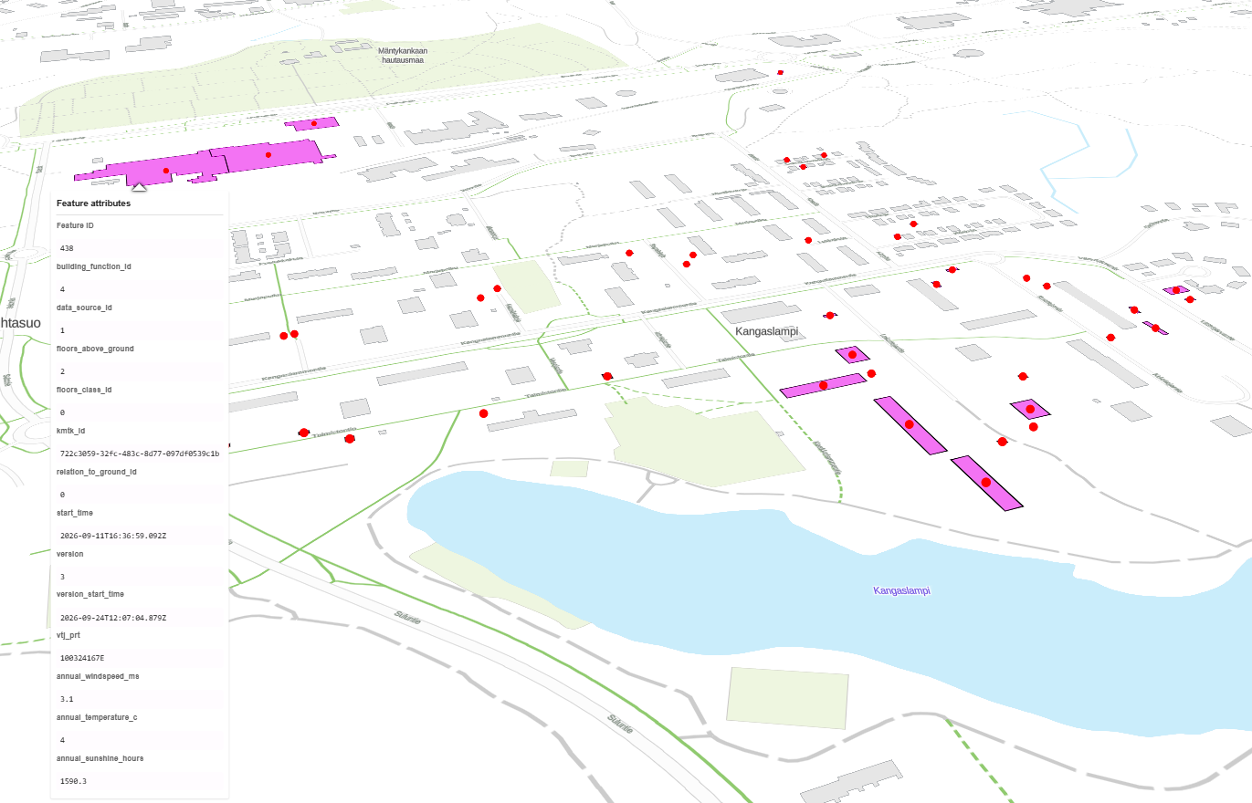 3D-karttanäkymä rakennetusta alueesta, jossa rakennuksia on korostettu violetilla ja pistekohteita merkitty punaisilla symboleilla.